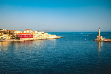 Girit adasındaki Hanya, gök mavisi su ve deniz yolculuğu. 