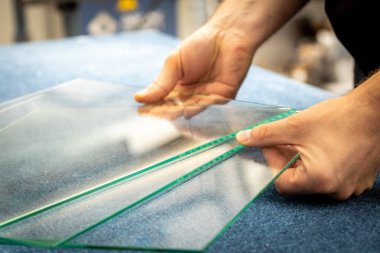 Elinde şeffaf camlar tutan bir camcı. 