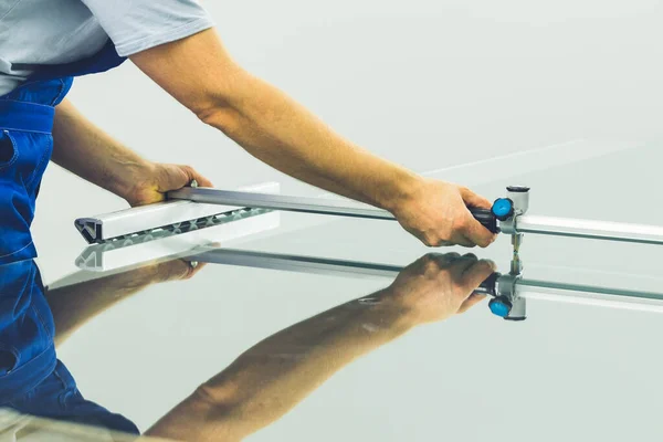 Anställd Glasfabrik Skär Glas Med Specialutrustning — Stockfoto