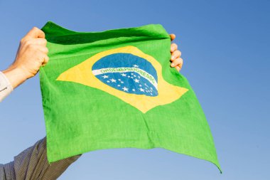 Brezilya bayrağını tutan eller gökyüzüne doğru uzandı. 