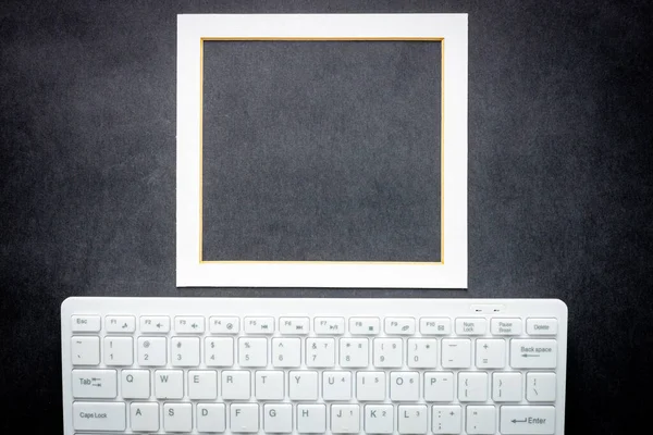 Λευκό Πληκτρολόγιο Υπολογιστή Και Ένα Πλαίσιο Για Δικό Σας Κείμενο — Φωτογραφία Αρχείου