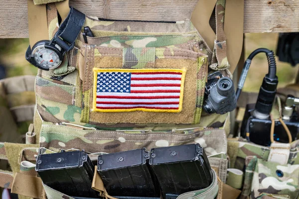 Ausrüstung Eines Berufssoldaten Der Mitte Die Amerikanische Flagge — Stockfoto