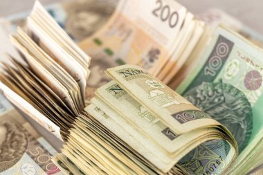 Polonya parası. Büyük bir yığın 100 'lük ve 200' lük banknot. Polonya 'nın mali durumu. İş geçmişi, ekonomik konsept. Polonya tasarrufları, harcamaların analizi, yatırımlar, konut kredileri, borsa. Kapat.