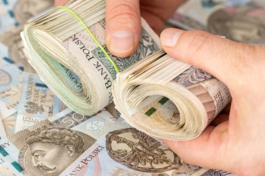 Polonya parası. 100, 200 ve 500 zloti 'lik banknotlar el ele tutuştu. Finansal ve iş konsepti. Nakit ödeme. Bankadan para çekmek. Fiziksel para birimi. 