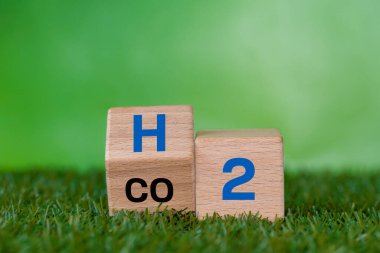 Tahta zarlar CO2 ifadesini H2 'ye çevirir. Hidrojen yerine karbondioksit salınımını azaltmak. Çevresel iş konsepti. Yakıt hücreli araçlara geçin. Yeni enerji kaynakları, ısıtma teknolojileri. Boşluğu kopyala