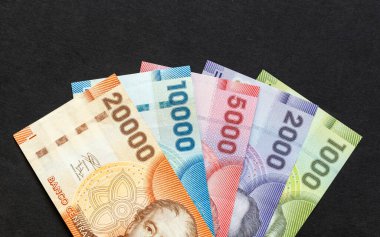 Şili parası. Şili para biriminin tüm yeni kağıt banknotları, peso, siyah arka planda bir vantilatörde düzenlendi. Finansal iş kavramı. Düz yatıyordu. Kapat, boşluğu kopyala