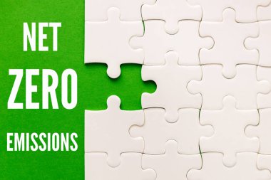 NZE sembolü. Sürdürülebilir gelişimi gösteren sıfır emisyon kavramı. Kavramsal kelimeler. Sıfır ağ emisyonu. İklim hareketi. Kapatın. Boşluğu kopyala