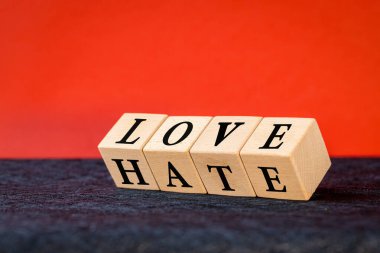 Aşk nefrete karşı. Duygular değişti. Sevgi nefrete dönüşür. Kavramsal kelimeler. Kapatın. Siyah kırmızı arkaplan