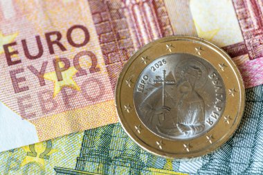 Bulgaristan 'da banknotlara karşı 1 avroluk yeni bir para. İş ve finansal konsept. Bulgaristan parası. Avrupa Birliği 'nde Avro Bölgesi genişlemesi. Kapat.