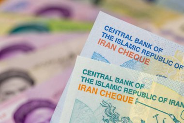İran para birimi. Ekonomik konsept, finansal durum. Yeni toman banknotları ve eski ritüeller. İş geçmişi. Kapat.
