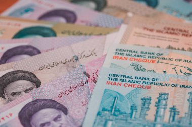İran para birimi. Ekonomik konsept, finansal durum. Yeni toman banknotları ve eski ritüeller. İş geçmişi. Kapat.