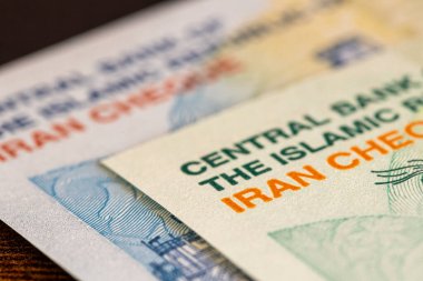 İran ekonomisi. İş konsepti. Finansal kriz. Enflasyon karşıtı iki yeni banknot. 100 ve 200 bin Toman. İran parası. Kapat.