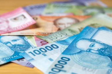 Şili pezosu parası. Masada duran banknotlar. İş ve ekonomi kavramı. Finansal geçmiş