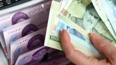 İran daha fazla para basıyor. Finansal kriz. Para sayacında yeni İran ritüelleri. Mali ve iş konsepti.