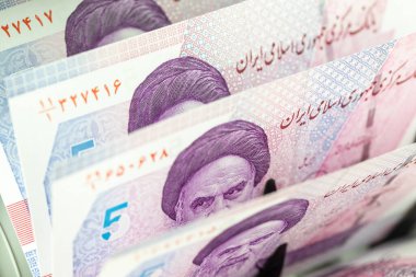 İran daha fazla para basıyor. Finansal kriz. Para sayacında yeni İran ritüelleri. Finansal ve iş konsepti. Kapat.