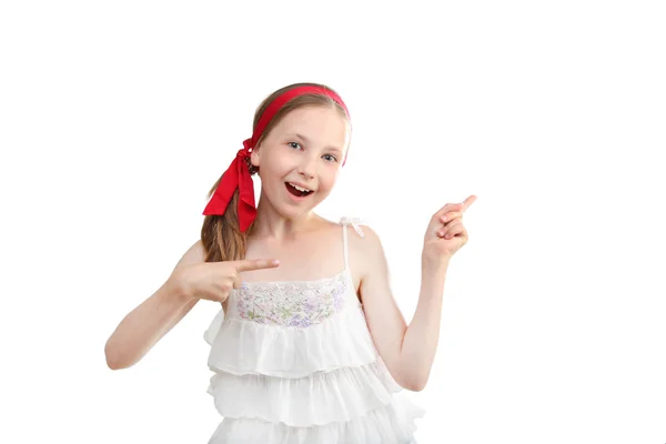 Portret piękna uśmiechnięta młoda dziewczynka wskazując/pokazując coś na białym tle. — Zdjęcie stockowe
