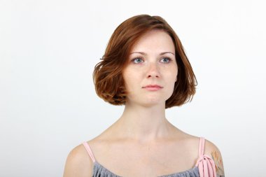 beyaz zemin üzerine kırmızı saçlı genç yetişkin güzel gülümseyen kadın portresi