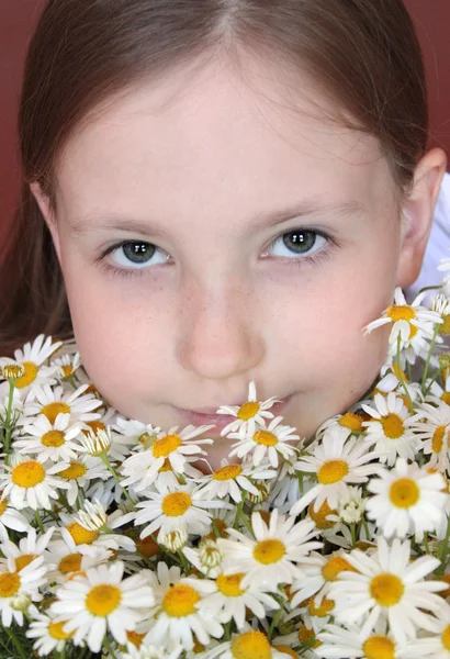 Il ritratto del volto di una ragazzina con fiori su sfondo grigio — Foto Stock