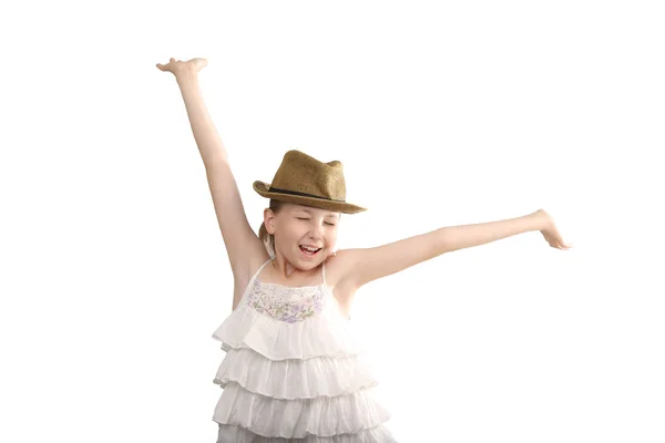 Portret śmieszne szczęśliwy małej dziewczynki nastoletnie gestem rąk się na białym tle na sobie białą sukienkę i lekki brązowy kapelusz. — Zdjęcie stockowe