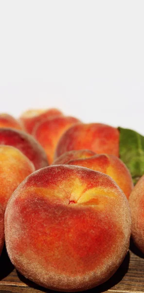 Peaches Scattered Wooden Table Top View Vertical Image Fruits Wooden — Stock Photo, Image