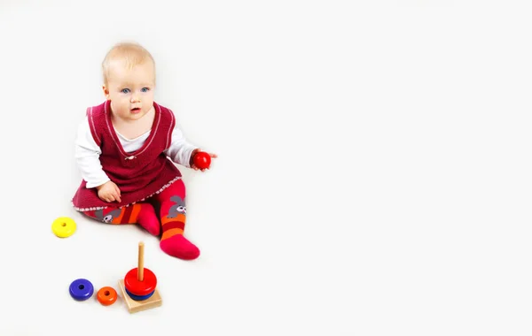 Niedliches Kleines Mädchen Spielt Mit Einem Bunten Holzspielzeug — Stockfoto