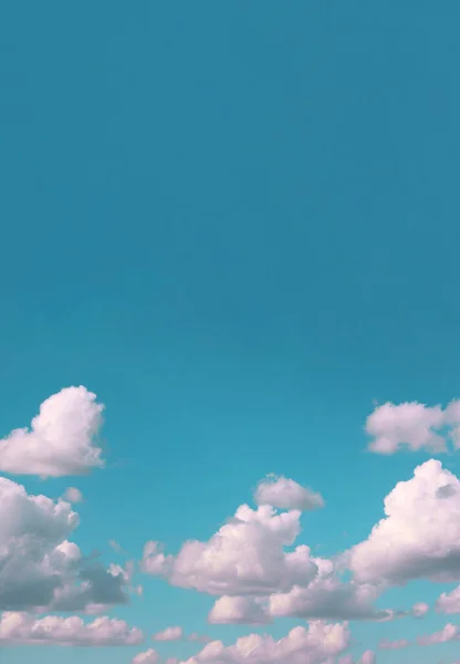 Lichtroze Wolken Blauwe Lucht Achtergrond Cloudscape Achtergrond — Stockfoto