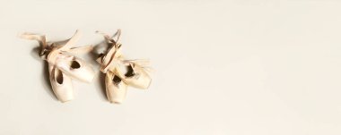 Hafif arka planda iki çift yıpranmış sivri uçlu ayakkabı. Sanat, bale, dans konsepti..