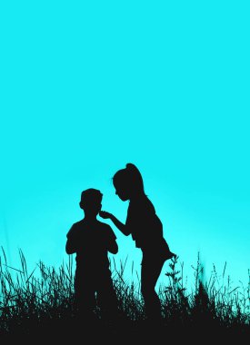 Erkek ve kız kardeşlerin açık havada oynadığı siyah siluetlerin bulanık görüntüsü. İnsanlar, aile kavramı.