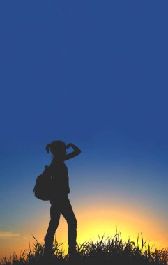 İnsanlar, gençler, yürüyüş ve seyahat konsepti. Dağ tepesinde genç bir kızın silueti. Sırt çantalı genç bir kız. Gün batımında turist gezgini..