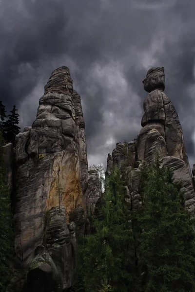 İki planda dramatik fırtınalı bulutlar ile paket. Adrszpach Milli Parkı-Teplice rocks. Rock kasabası. Çek Cumhuriyeti