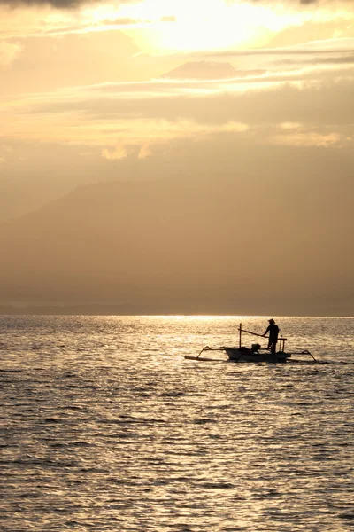 Rinjani yanardağ, lombok, Endonezya yakınındaki sabahları balıkçı