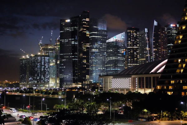 Alacakaranlık içinde Marina Bay, Singapur gökdelenler