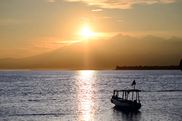 Gün doğmadan önce lombok volcano Rinjani içinde belgili tanımlık geçmiş ile tekne