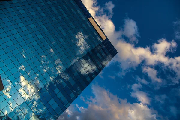 Relected bulutlar skyscrapper ayna