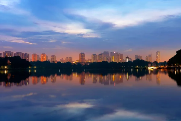 Göl güneş doğarken, göle bina yansıma. Singapur