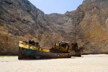 Eski paslı yarış komitesi botu Navagio batık plaj beyaz kum