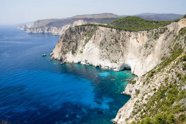 Keri kayalıklarla. Zakynthos. Mavi deniz ve kayalar