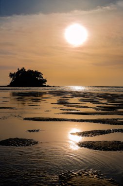 Palm ile küçük eaxotic Island yakınındaki güzel renkli gün batımı