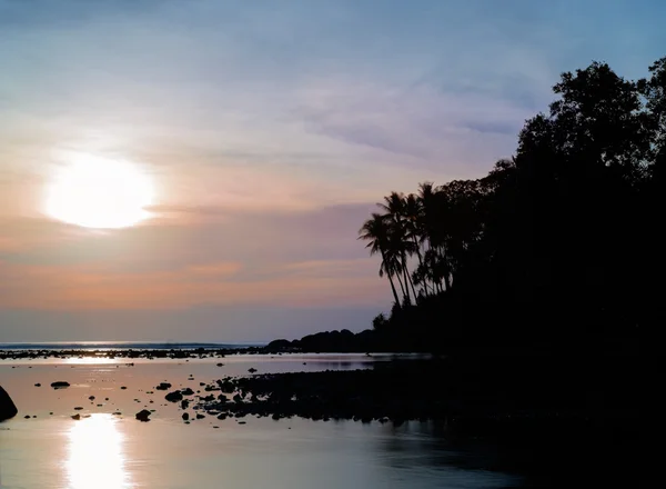 Palm ile küçük eaxotic Island yakınındaki güzel renkli gün batımı