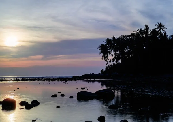 Wunderschöner farbenfroher Sonnenuntergang nahe der kleinen eaxotischen Insel mit Palme — Stockfoto