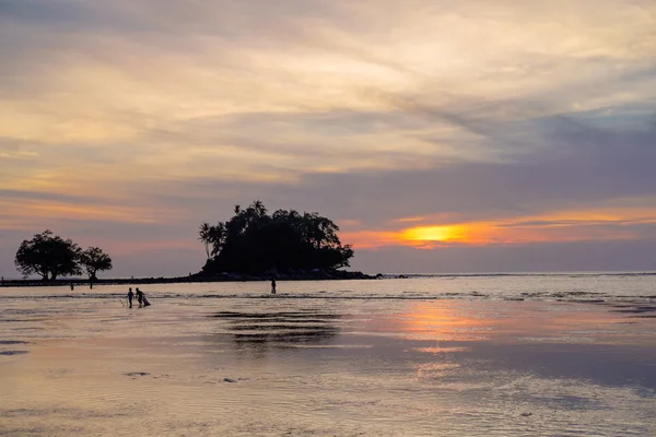 Pescador con su familia está revisando las redes en los hermosos soles — Foto de Stock