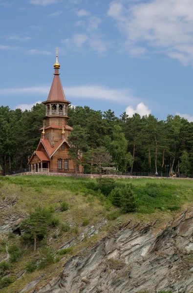 Magnifique église chrétienne orthodoxe en bois sur la rive de la r — Photo