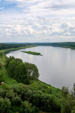 Sibirya nehir orman Tom.