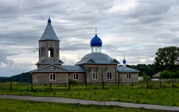 Igreja de Snt Alexander Nevsky ortodoxa velha de madeira na Sibéria — Fotografia de Stock