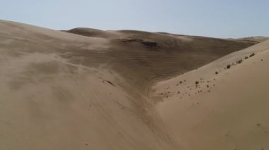 Çölde yürüyüş. Bir drone ile çölü vurmak..