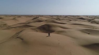 Çölde yürüyüş. Bir drone ile çölü vurmak..