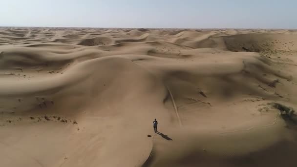 Senderismo Desierto Disparando Desierto Con Dron — Vídeos de Stock