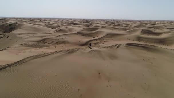 Пешком Пустыне Обстрел Пустыни Беспилотником — стоковое видео