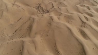 Çölde yürüyüş. Bir drone ile çölü vurmak..