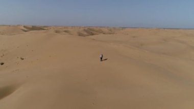 Çölde yürüyüş. Bir drone ile çölü vurmak..